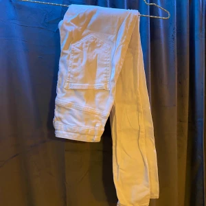 Vita jeans från gina - Vita Molly jeans från Gina. Knappt använda, storlek xs