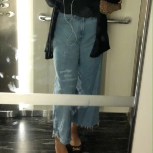 Flare byxor  - Byxor från Zara som är väldigt utsvängda, liksom lös passform. Så fina tycker jag men aningen för stora för mig som vanligtvis har 38 i byxor. Köpta i fjol o endast använda ett fåtal gånger. 