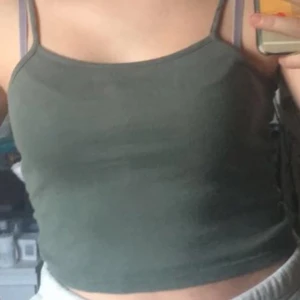 militär grönt linne - militärgrönt linne, nästan aldrig använt. verkar ha klippt bort lappen men är rätt säker på att det är i strl XS. 💚💚💚