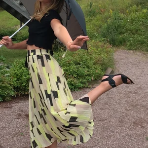 Plisserad kjol Monki - Säljer denna Asfina kjolen från Monki i strl S. Endast använd ett fåtal gånger och i väldigt fint skick.