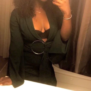 Blazer dress - Jätte fin mörkgrön blazer klänning med långa armar. Använd 1 gång för att ta bild prislappen är kvar. DM för ytterligare bilder 😊