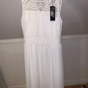 Klänning Vero Moda - Säljer min Vero Moda klänning som aldrig är använd tags kvar. Storlek 36, tänker mig 100 kr+ frakt