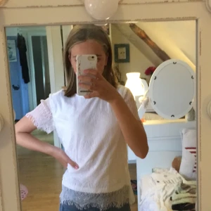 Skön vit blus 👚  - Supper skön tröja som kan användas både till fin och vardags👌🏻 nyskick✅ kostar bara 15 kr men är i fantastiskt skick. Bara använd en gång👍🏻                        + frakt 🚚 