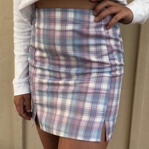 En jättefin kjol från SHEIN!✨🦋🥰 Säljer pga inte riktigt min storlek😕. Den är storlek S men skulle säga att den är en XXS/XS. Frakt ingår inte. !priset kan diskuteras!