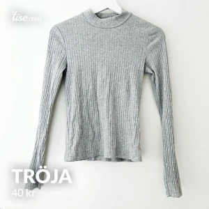 Tröja  - Grå tröja med halvpolo i fint skick! Storlek 34. Frakt på 44kr tillkommer 📦