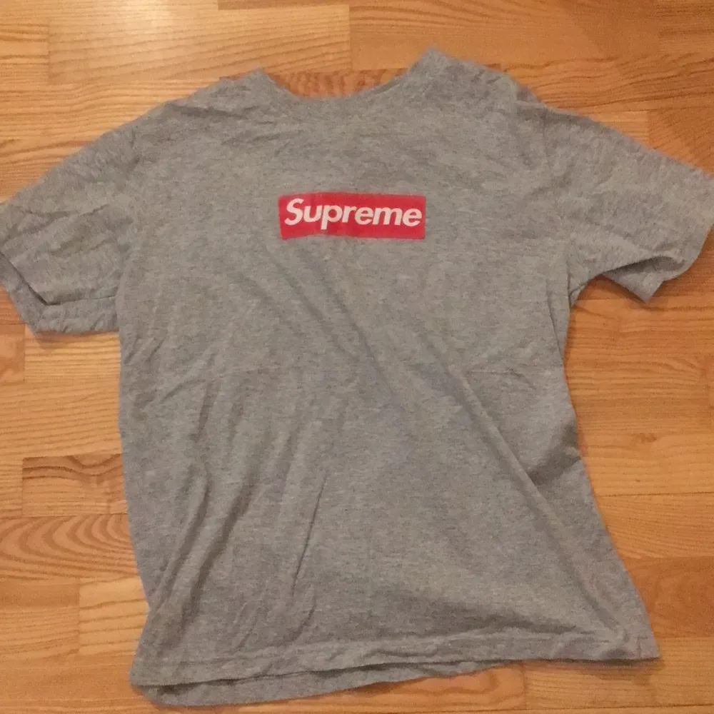 Grå fake supreme t-shirt. Det står att det är storlek M men den passar XS/S. Köparen står för frakt.. T-shirts.