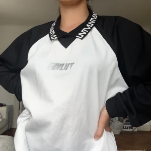 Tröja - Skitfet tröja som är köpt på carlings. Säljer då den tyvärr inte kommit till användning. Den är lite oversize på mig men skulle funka om man har storlekarna S/M. Väldigt bekvämt material