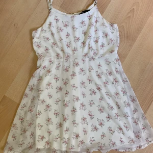 Blommig klänning från Forever 21  - Säljer en blommig kort klänning från forever 21 i storlek s. Använd 1-2 gånger, säljer för 100kr (fraktkostnad ingår ej). 