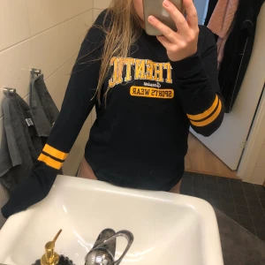 Sweatshirt  - Marinblå tunnare sweatshirt från HM. Skön och lite luftigare passform, passar även S. Frakten ligger på 63kr.💃🏽