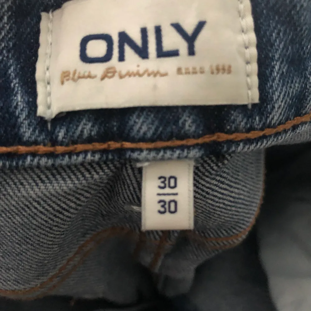 Straight/”mom” jeans från only i storlek W30 L30. Använt få gånger, fortfarande i jätte bra skick. Frakt förekommer, men kan mötas i Göteborg. För fler bilder och frågor kontakta mig!. Jeans & Byxor.