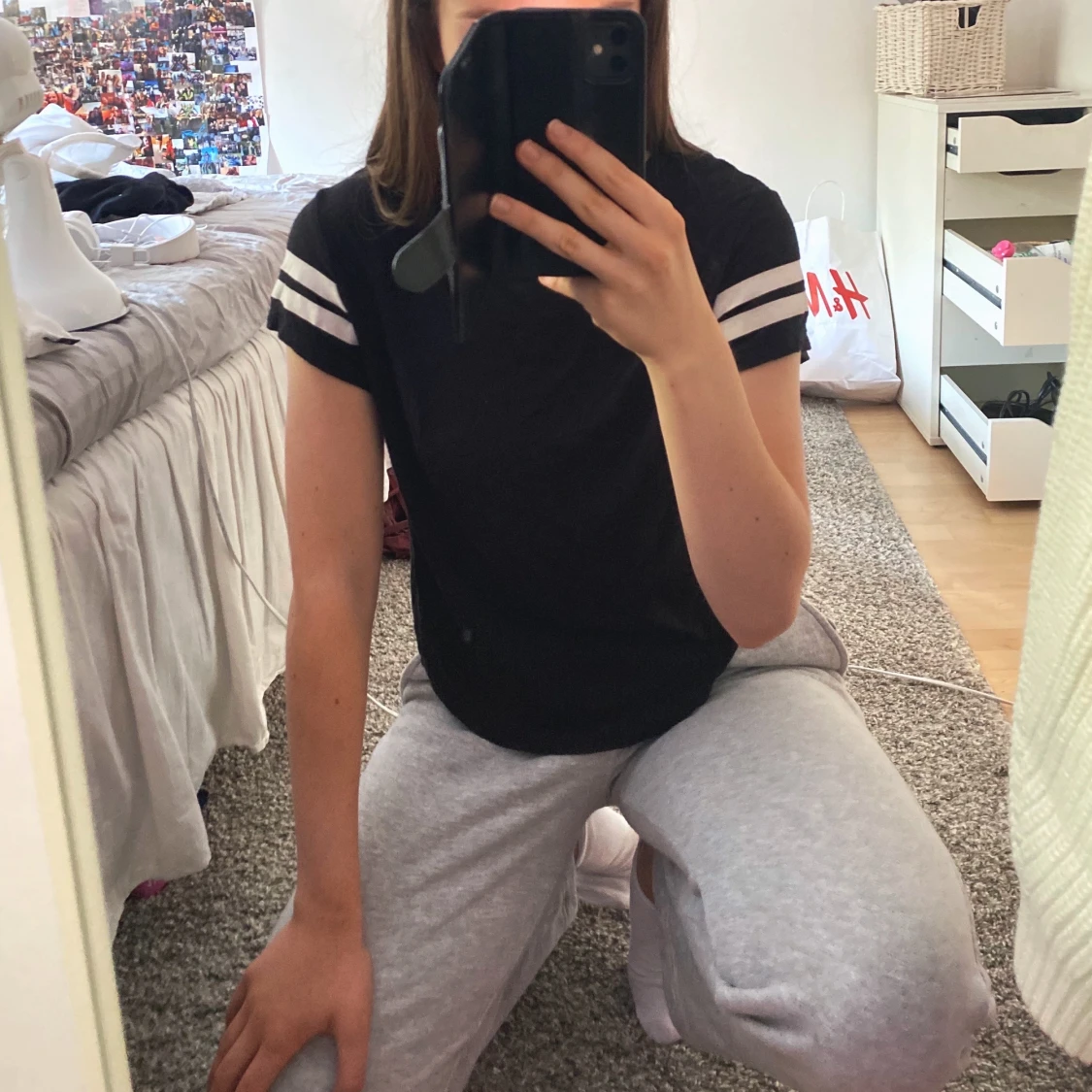 Svart topp med vita ränder på axlarna - 90