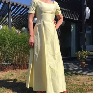  - En jättefin skräddarsydd klänning fin Thailand med jättefint silke. Knappt använd och i superbra skick.