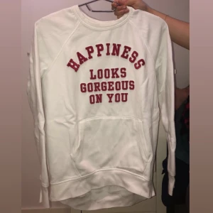 H&M hoodie - Använd 3 gånger och tvättat 1. Legat i garderoben ganska länge. Frakten står ni för (63kr)