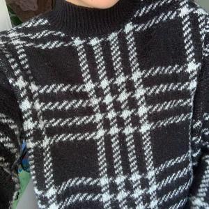 tröja - stickad rutig tröja, säljer då hag tröttnat på den. asbekväm o varm,( frakt ingår)