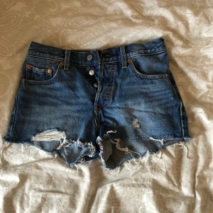 Levi’s shorts - Säljer ett par Levi’s shorts i storlek W24 då de inte passar mig längre💗 