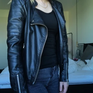 Skinnjacka  - Fin skinnjacka i syntetskinn från Cubus 🌸 