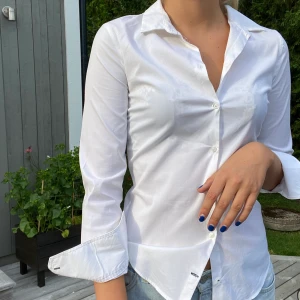 Vit skjorta - Jättefin vit skjorta från Zara. Figursydd med mörkblå detaljer på nedersta knappen och på ärmarnas knappar. Använd ytterst lite. I storlek xsmall. Fraktavgiften står köparen för!💫