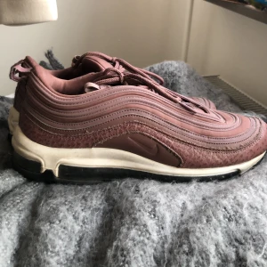 Nike air Max nyskick storlek 41 - Dessa beige/rosa/bruna/lila skor köpta jag förra året, men har inte använt dem då de tyvärr är något för små för mig. Därför är de i princip i nyskick. Kan mötas i sthlm annars splittar vi fraktkostnaden. 
