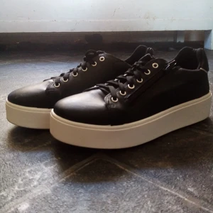 Svarta sneakers - Ett par svarta sneakers med lite högre sula aldrig använda endast testade, säljer pga fel storlek