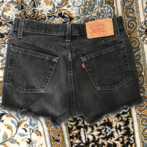 Vintage Levis 501 Shorts - Som nya! Inga defekter eller liknande. För små för mig då de är små i storleken. Skulle säga att de är som en W26-W27. Köparen står för frakt. Kan gå ner i pris vid snabb affär