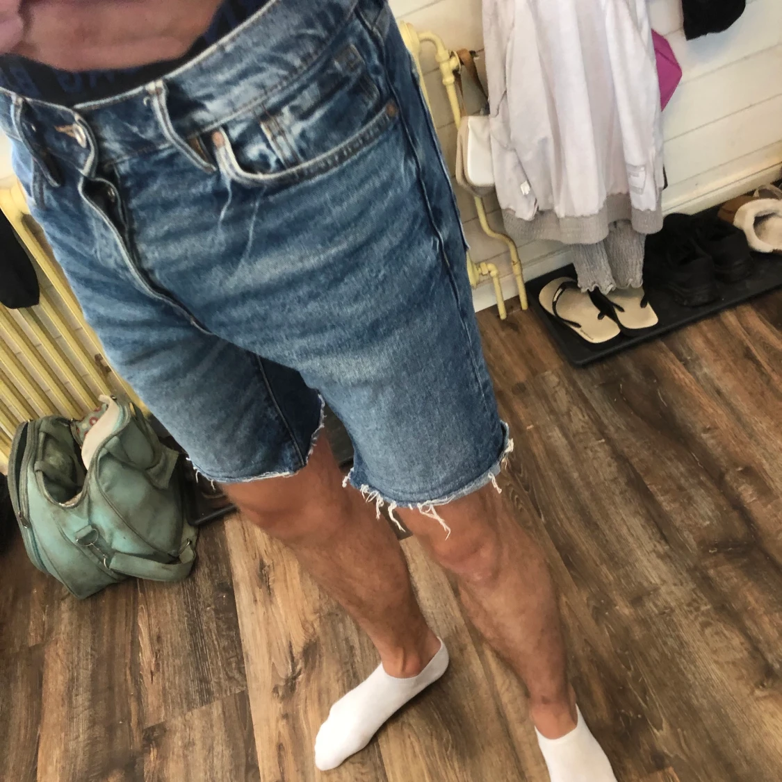 Snygga slitna shorts 