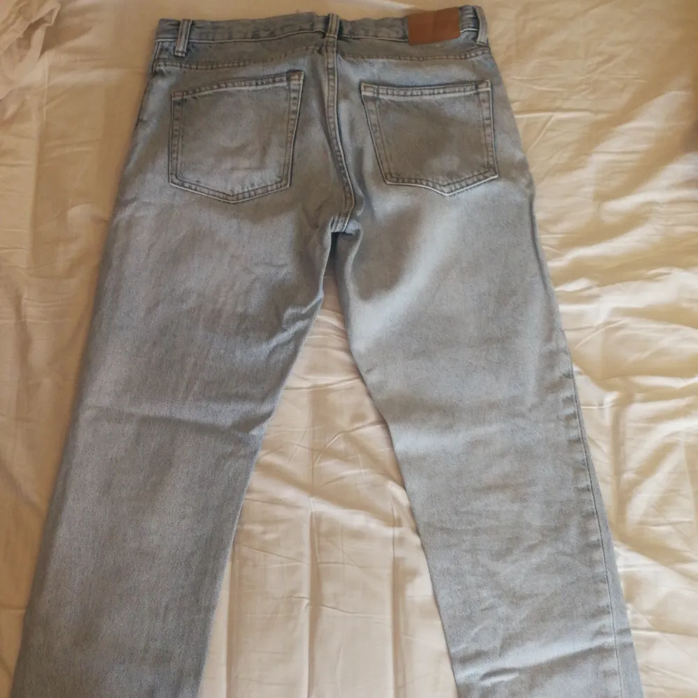 Ljusblå weekday jeans med straight fit, passar 170-180cm beroende på hur man vill att de sitter. Köpta på weekday för 500kr. Jeans & Byxor.