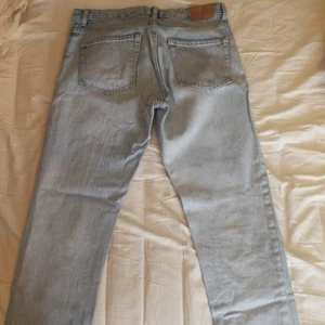 Weekday jeans straight leg - Ljusblå weekday jeans med straight fit, passar 170-180cm beroende på hur man vill att de sitter. Köpta på weekday för 500kr