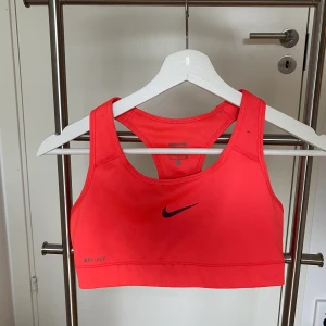 Nike sport-bh - Färgglad Sport-bh från Nike, knappt använd. Normal passform. 