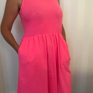 H&M  - Säljer min fina & söta klänning från H&M. Ska flytta till en mindre lägenhet så måste bli av med lite kläder 🥰