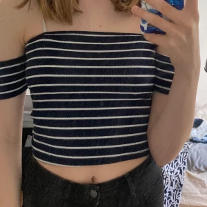 Topp  - Super snygg topp från Forever 21. I bra skick. Strl S. 59kr, frakt ingår.💞