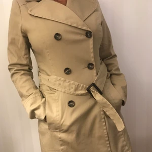 Beige kappa  - Säljer min beiga kappa från H&M. Använd fåtal gånger och är därmed i ett mycket bra skick. Väldigt varm och perfekt för hösten. Säljes pga flytt 🥰