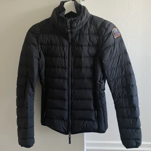 Parajumpers Super Lightweight  - Säljer min Parajumpers jacka i storlek XXS, inköpt från parajumpers hemsida. Jackan är använd ett fåtal gånger och är som nyskick. Nypris 400 Euro. Kvitto finns! 