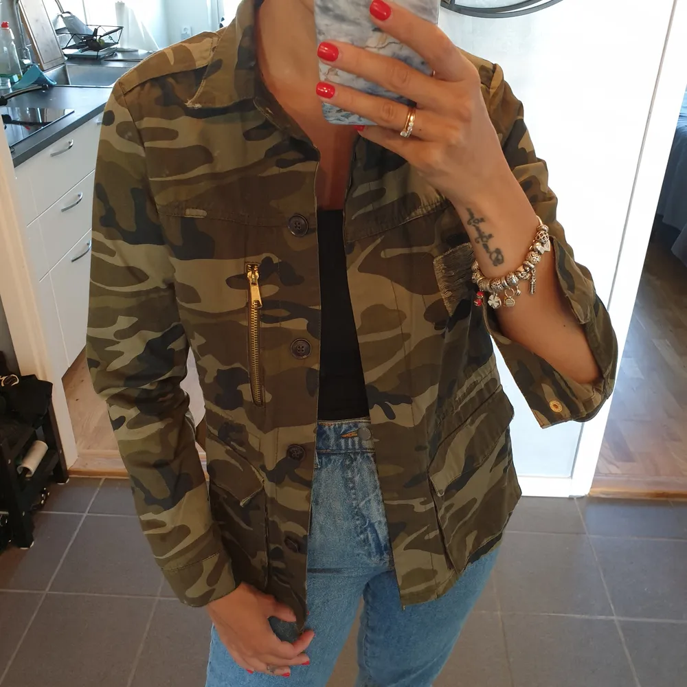 NEW military print jacket from Pull and Bear - size M. Jackor.