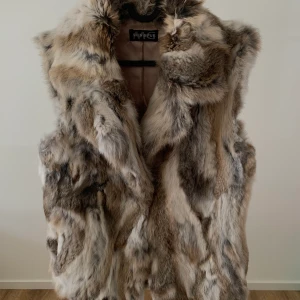 Äkta pälsväst  - Äkta pälsväskt köpt i Köpenhamn. Storlek S. Använd sparsamt, ett ytterst få tillfällen. 