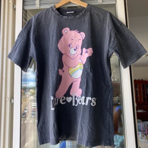 Stentvättad T-shirt  - Rare T-shirt med Krambjörnarna på. 🐻 Går ej att få tag på längre. Storlek: S men passar XS och M också då den är lite oversized. Ledande bud: 225 kr