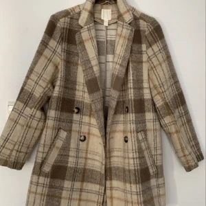 Höst/vinter kappa - Säljer denna snygga kappa från hm! Det är ganska varm så funkar att ha under hösten/vinter. Modellen är blazer/kostym-liknande. Använde den under vintern 2018 men säljer den pga den inte kommer till användning. Jag kan mötas upp eller så står köparen för frakten💕 