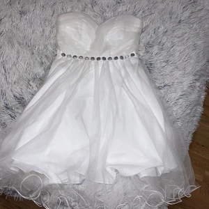 Klänningar 34,xs - En super snygg bal/festklänning! Säljer pga för liten, använd en gång i 2 timmar. Storlek 34,XS.  Köpt på Nelly . Säljer för 80 kr, skriv för mer bilder o information vid intresse🥰🥰