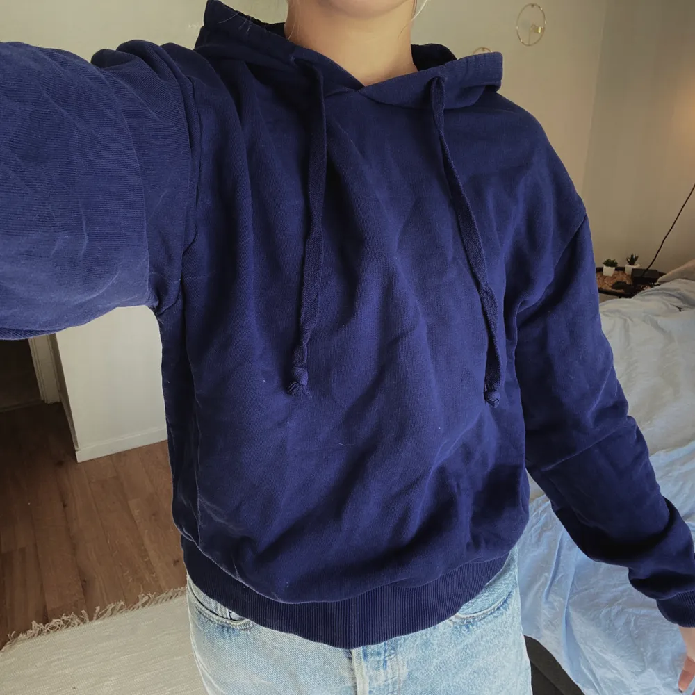 Populär basic hoodie ifrån NAKD i storlek S. Svårt att fånga färgen på bild men är klassisk marinblå. Inköpt för 249kr och säljes nu för 90kr + frakt 🚚. Hoodies.