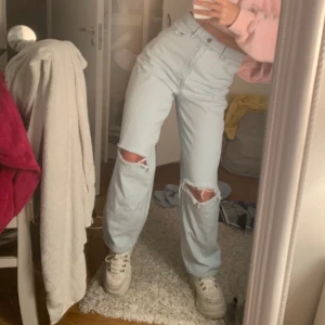 GinaTricot jeans - Skitsnygga och populära slitna vida jeans (storlek 36) helt slutsålda och liknar gina jeansen där jag gjort hålen själv, nypris var 399kr och de är helt nya, tvättade 1 gång (för snyggare slitningar) och endast testade🥰 säljer för 300kr och köparen får stå för frakten som är 59kr. skriv privat för mer bilder