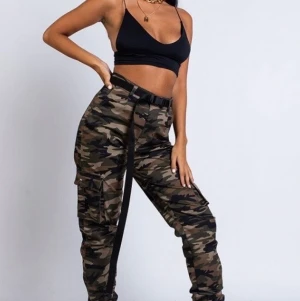 Madlady camouflage byxor - Madladys kända camouflage byxor. Går inte och köpa i denna färgen längre eller i storlek s längre. Använt sparsamt. Nypris 499:- mitt pris 150 + frakt