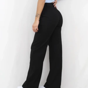 Venderby’s Vera Wide- Svarta Kostymbyxor - INTE ANVÄNDA. Svarta vida kostymbyxor. Är 170cm och de sitter perfekt. Fint tyg och sitter skit snyggt där bak som på bilden. Äger många sånnahär byxor därför säljer jag ett par. Köpta för ca 700kr. Säljer för 450kr. 