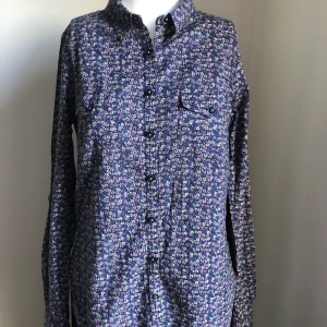 Blommig skjorta Noa Noa - Blå blommig skjorta från Noa Noa i storlek S. Använd endast en gång. 