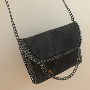 Fake Stella Mcartney  - En väldigt lik & knappt använd Stella väska. Grå 