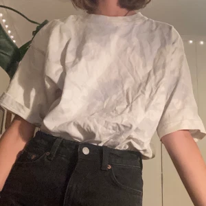 Batikmönstrad t-shirt - Hemmablekt ljusblå t-shirt från secondhand