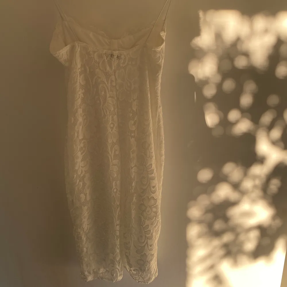 En superfin vit spetsklänning från nelly med spagettiband. Perfekt till både student och konfermation❤️priset är inkl frakt. Klänningar.