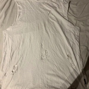 Vit linne - Vit oversize linne med snygga hål inte använd alls!⚡️