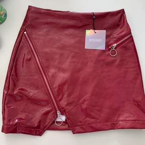 Snygg vinröd kjol med detaljer från missguided, aldrig använd. Storlek s! Frakt tillkommer om man inte kan mötas upp i Stockholm 😇