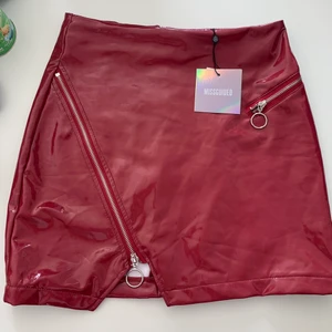 Vinyl kjol - Snygg vinröd kjol med detaljer från missguided, aldrig använd. Storlek s! Frakt tillkommer om man inte kan mötas upp i Stockholm 😇