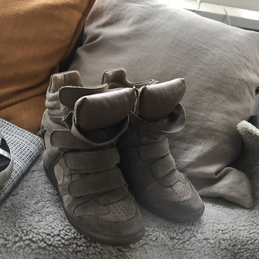 Beigea isabel marant sneakers köpta för 2 år sen! Budet ligger just nu uppe på 1600. Kommer sälja för ungefär de priset men kom gärna med motbud! . Kengät.