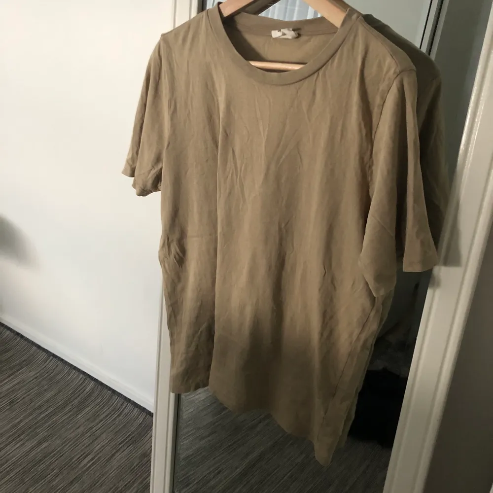 Beige t-shirt från Gina tricot i storlek L - söker du efter en mer oversize passform funkar tröjan även som storlek M. Köpte nyligen och använt få gånger, säljer den pågrund av att jag inte använder den längre. Fortfarande i bra skick. Frakt förekommer, men kan mötas i Göteborg. För fler frågor och bilder kontakta mig!. T-shirts.